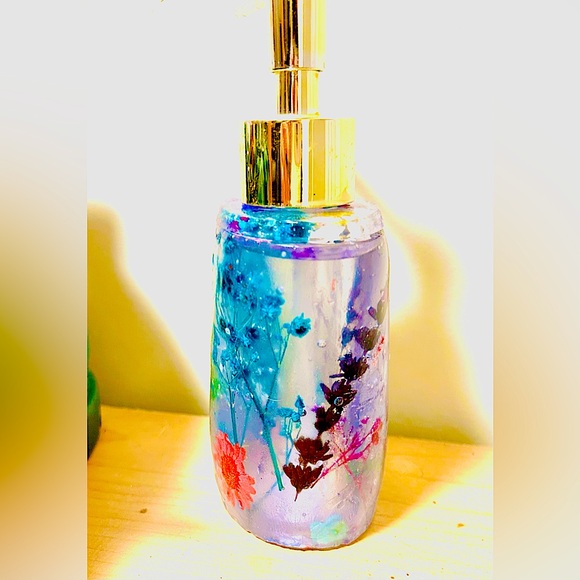 Handmade resin soap dispenser - Picture 3 of 4